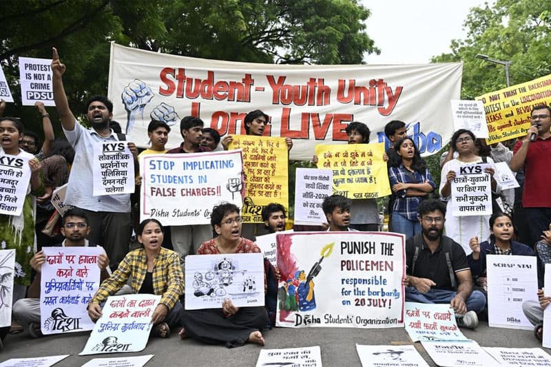 ඉන්දීය NEET විරෝධතාකරුවන්ට එරෙහි නීතිමය පියවර අත්හිටුවීමට New Delhi පරිපාලනය තීරණය කරයි!