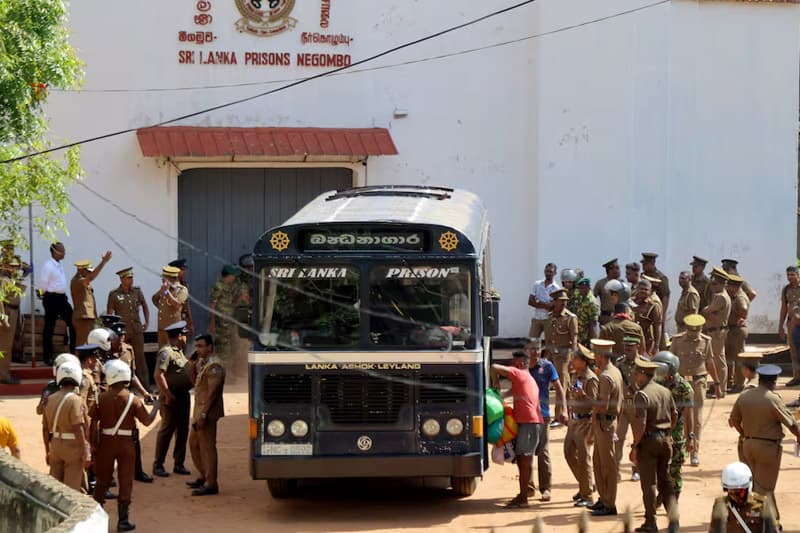 බූස්සට මාරු කළ රැඳවියෙකු කරාපිටියේදී මියයද්දී, මීගමුවෙන් වැලිකඩට රැගෙන ආ රැඳවියෙක් වදහිංසාවට ලක්ව මැරුණා ද?