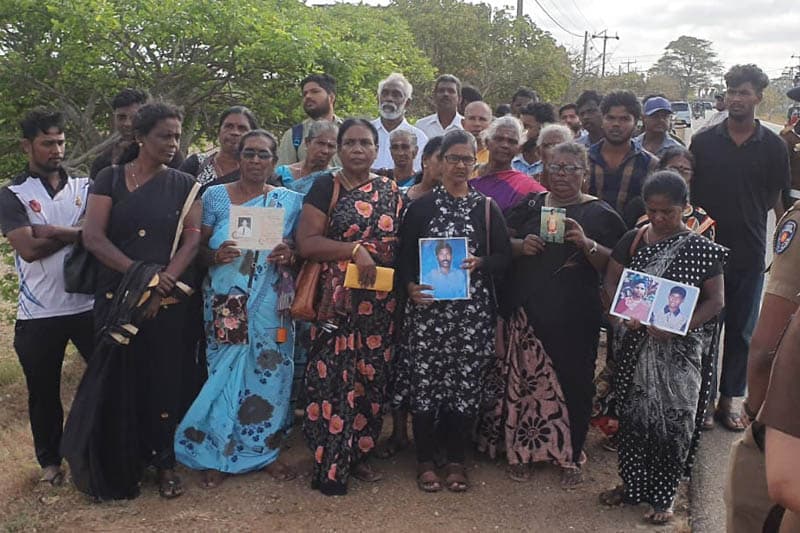 චෙම්මනි සමූහ මිනීවළ ගැන ජාත්යන්තර පරීක්ෂණයක් ඉල්ලා උතුරේ අතුරුදහන් වූවන්ගේ ඥාතීන් පාරට බසිති