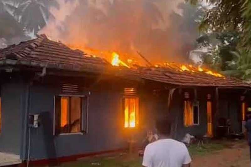 හොරණ 'සෙනෙහසේ කැදැල්ල' වැඩිහිටි නිවස අළු වෙයි ! - 11 දෙනෙකුට ජීවිත අහිමිවේ