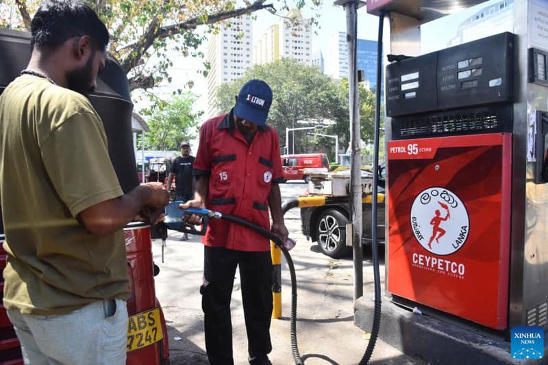 ලෝකෙ තෙල් මිල බිමට වැටුණත් ලංකාවේ ෂෙඩ්වල මිල අඩු නොවන්නේ ඇයි?
