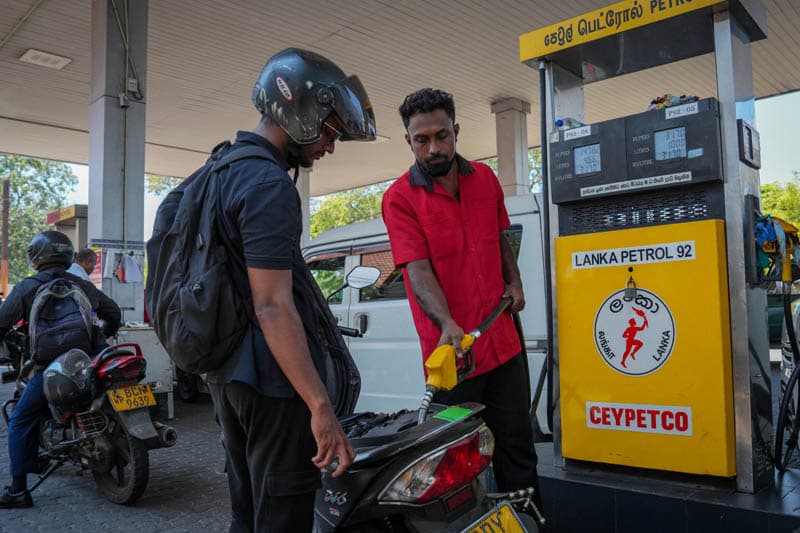 ශ්රී ලංකාව අසල්වැසි රටවලට වඩා 'වේදනාකාරී' ඉන්ධන මිල ඉහළ යාමකට මුහුණ දෙන්නේ ඇයි?