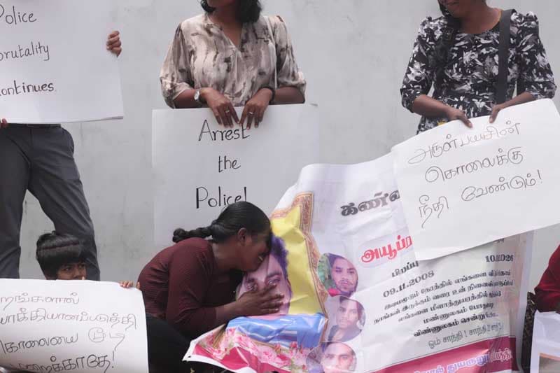 මාසයකට ඉහතදී දරුවකු මරා දැමු පොලිස් නිලධාරීන් තවමත් නිදැල්ලේ