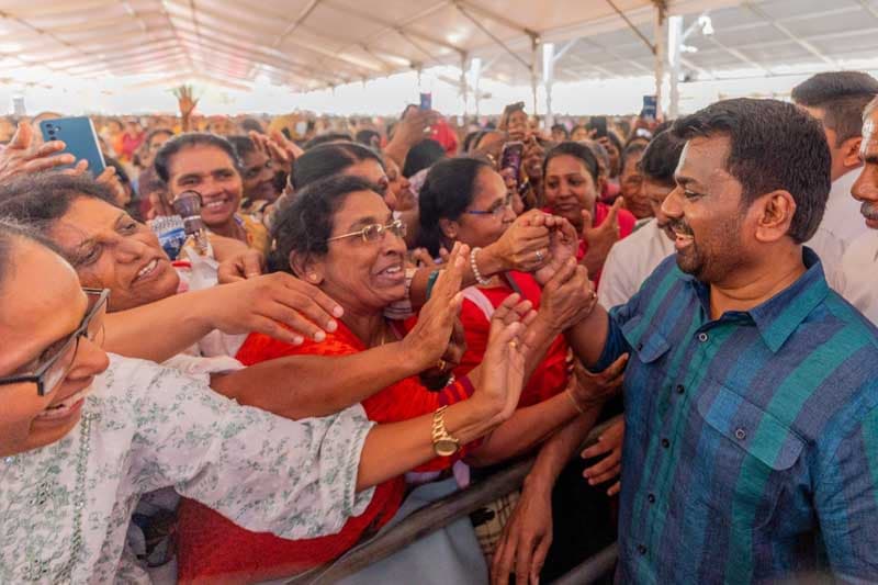 ක්ෂුද්ර මූල්ය සහ ණය උගුලේ වැටී ඉකිබිඳින අතරේ කතුන්ට සිනාවෙන්නත් පුළුවන් ද?