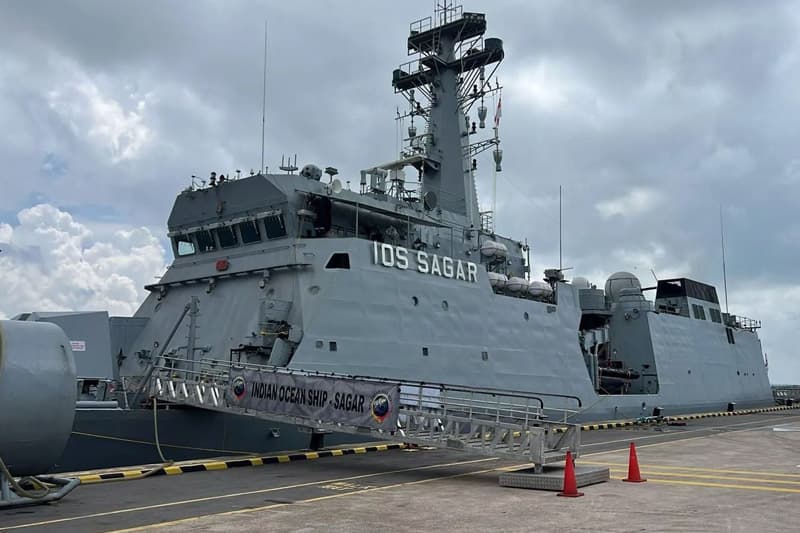 ඉන්දියානු යුද නෞකාවක් කොළඹ වරායට