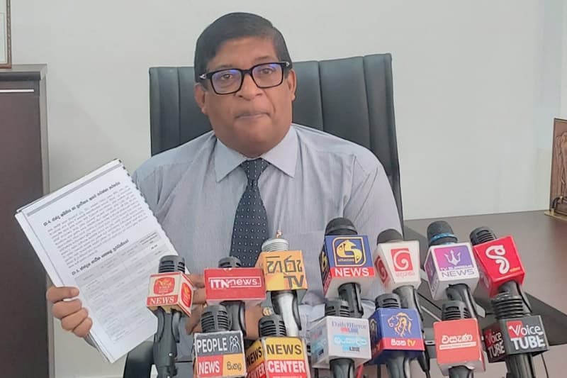 'ඩොලරය රුපියලකින් නගින කොට රට තවත් බිලියන 38 කින් ණය වෙනවා! මහබැංකුව වගකියන්න ඕනේ!' - රවීගෙන් සැර ප්රකාශයක්!