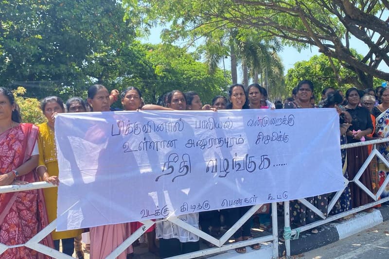 අටමස්ථානාධිපතිට දඬුවම් ඉල්ලා අට දිසාවක කාන්තාවෝ වීදි බසිති