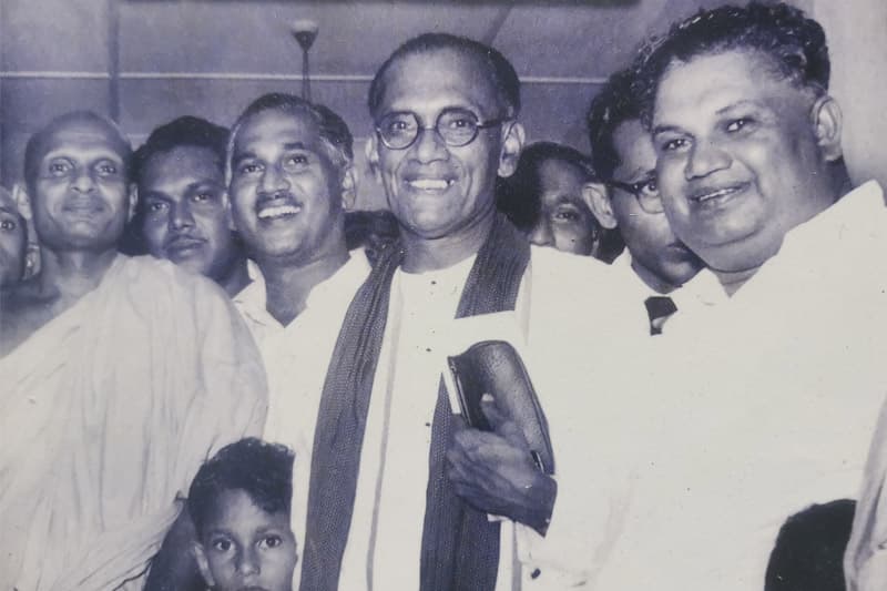 'මරික්ස් ඔහොම නවතිනවා-මෙහාට එනවා මෙහාට එනවා'