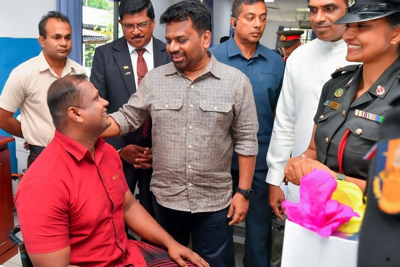 ජනපති 'රණවිරු සෙවණ' සුවතා නිකේතනයේ සෙබළුන්ගේ සුවදුක් විමසයි