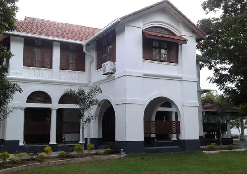 ඇමතිවරුන්ට නැති නිල නිවාස ලේකම්, අධ්යක්ෂකලාට ඇයි? | Keerthi Tennakoon