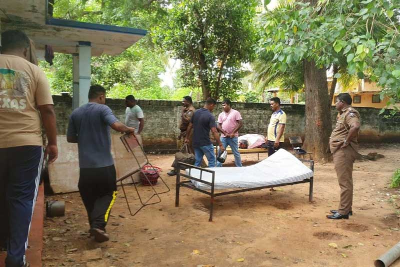 බලෙන් වාඩිලා සිටි පොලිසියක් ඉවත් කරන්නට පිස්කල් නිලධාරීන් යෙදැවේ