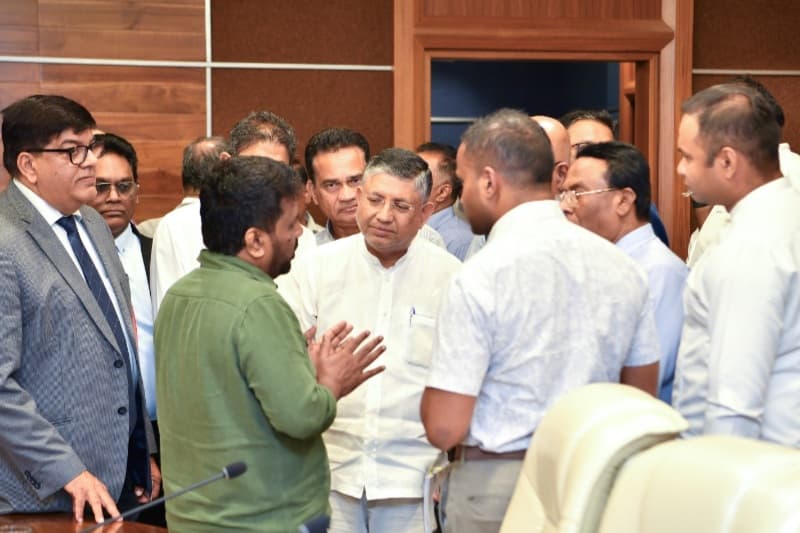 ජනපති සහ ලංකා වාණිජ මණ්ඩලය අතර හමුවක් : ජන ජීවිතය යථා තත්ත්වයට පත් කිරීමට සහය ඉල්ලයි