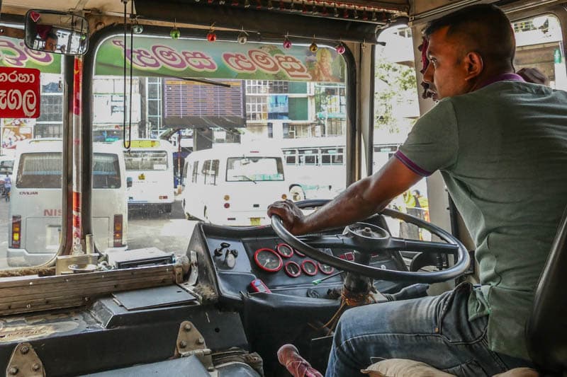 බස් නැති සඳුදා සටහන්: රනිල්ට තිබුණු අනුරට නැති දේ මොකක්ද? | Ajith Parakum