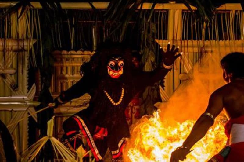 මහ රෑ ජාමේ බණ මඩුවට කඩා පනින ප්රාසාංගික අලව් යකා | තිලක් සේනාසිංහ
