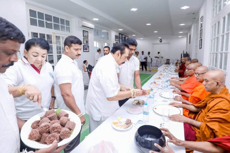 රාජපක්ෂ අතීතය අමතක කොට රාජපක්ෂ අනාගතයකට | තිසරණි ගුණසේකර