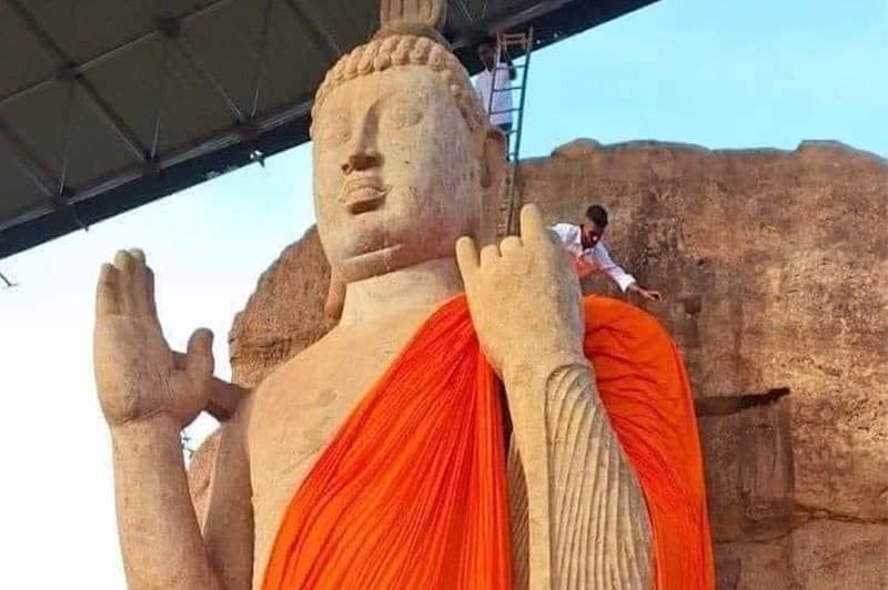 අවුකන බුද්ධ පිළිමයට සිවුරු ඇන්දවීම ... - (ආචාර්ය සිරිනිමල් ලක්දුසිංහ ගේ විග්රහයක්)