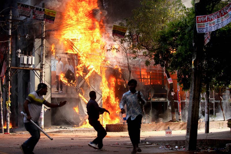 බංගලාදේශ සිසු අරගල අගමැතිනිය ගෙදර යවන තැනටම ළං වෙයි