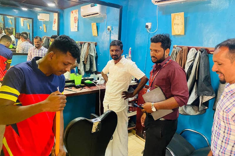උතුරේ යුද හමුදා බාබර් සාප්පුවක් වසා දැමීමට ප්රාදේශීය සභා නිවේදනයක්