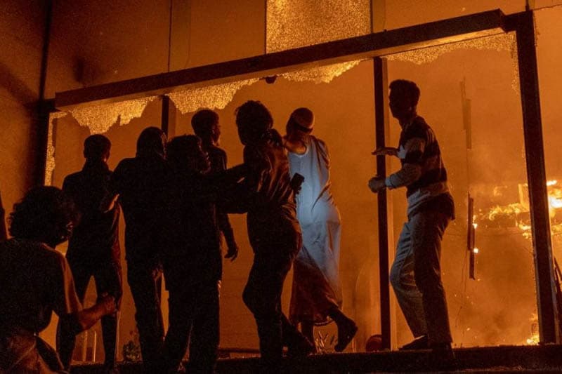 බංග්ලාදේශ උද්ඝෝෂකයෝ මාධ්යවේදීන් ගිනි තබා මරන්න හදලා..!