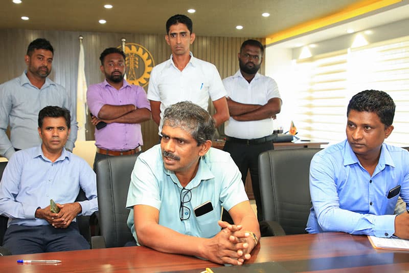 ඇතැම් විදුලිබල සේවකයෝ නව සමාගම්වලට බැඳීමට කැමැත්ත පළකරමින් ලිපි දෙති