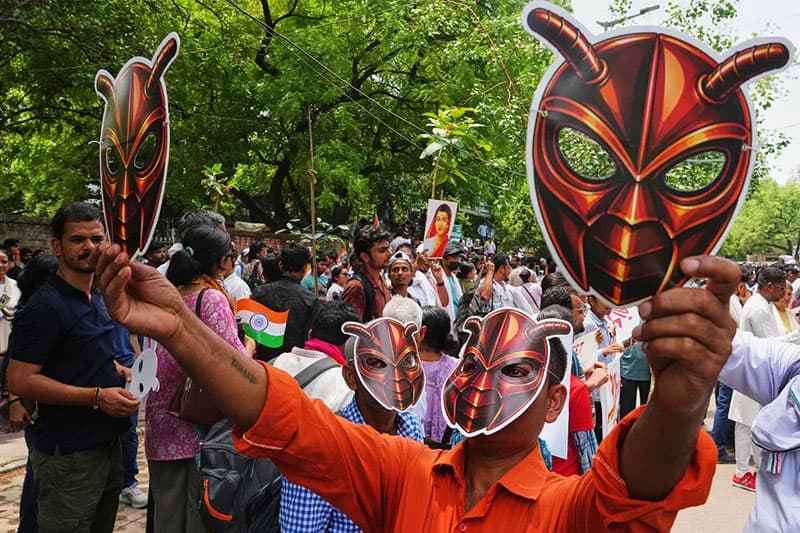 ඉන්දියාව සල්ලම් කළ ‘කොක්රෝච්’ විරෝධතා රැල්ල ශ්රී ලංකාවටත්?