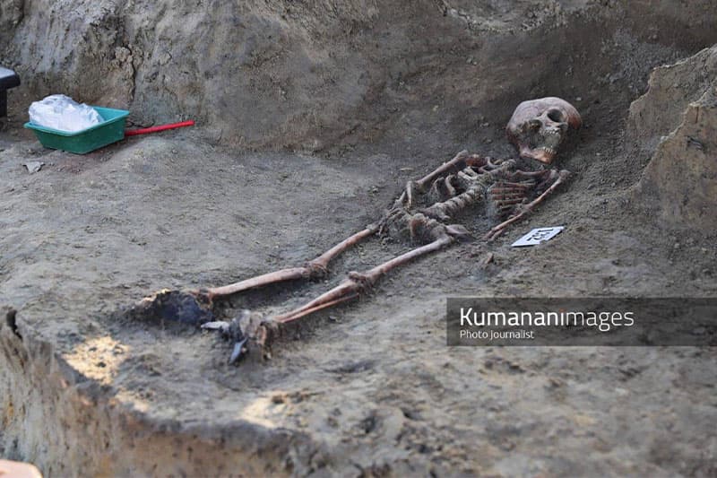 සෙරෙප්පු පිටින් වලදැමූ සිරුරක් චෙම්මනි සමූහ සුසානයෙන් හමුවේ