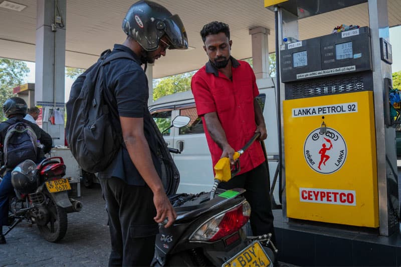 මෙරට පාරිභෝගිකයන් සුරක්ෂිත කිරීමට ඉන්ධන සහනාධාරය නැවත දීමට රජයේ අවධානය!