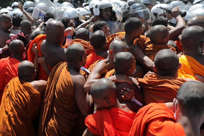 ශ්රී ලාංකේය භික්ෂුත්වය සහ භික්ෂුව දෙකකි | නීතිඥ චන්ද්රසිරි සෙනෙවිරත්න