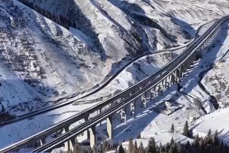 ලෝක වාර්තා බිඳ දමමින් චීනයේ Urumqi-Yuli අධිවේගී මාර්ගය ජනතා අයිතියට