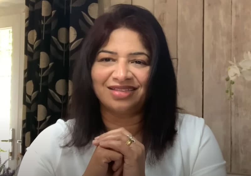 ලන්ඩනයේ ඉඳන් ලංකාවට උදව් කරන කවිකාර දොස්තර නෝනා