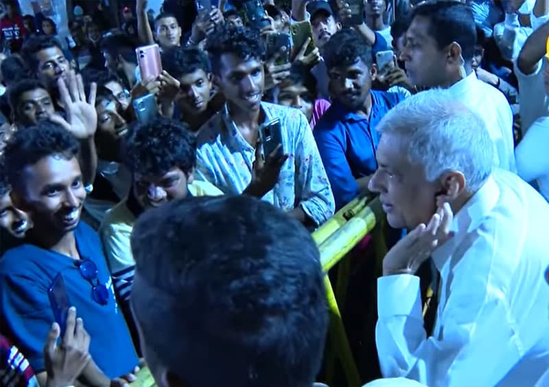 පෙරහැර සෙනගටත් වෙව්ලන විපක්ෂය....? - (නීතිඥ චන්ද්රසිරි සෙනෙවිරත්න)