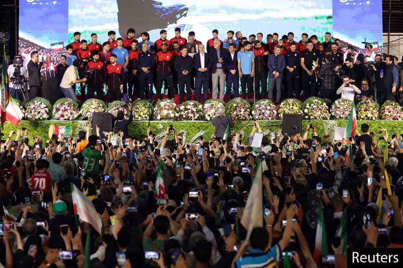 'දිවි පිදූවන් වෙනුවෙන් ජාතික ගීය නොසැලී ගයපල්ලා!' -ටෙහෙරාන් චතුරස්රයේදී ඉරාන කණ්ඩායම දිරි ගන්වයි