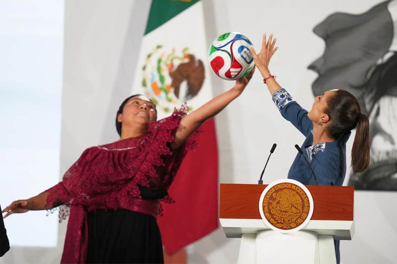 ලෝක කුසලාන ආරම්භක තරගයේ මෙක්සිකෝ ජනපතිනියගේ ටිකට් පත ආදිවාසී තරුණියකට!