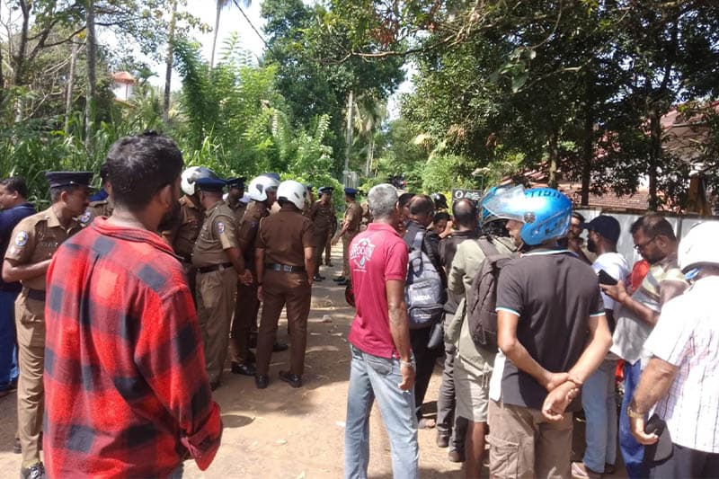 පෙරටුගාමී පක්ෂයේ ගම්පහ දිස්ත්රික් ප්රධාන කාර්යාලයට ප්රහාරයක් !
