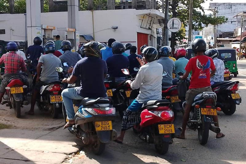 ඉරාන යුද්ධයෙන් කැලැඹුණු ලාංකික රියදුරෝ පෝලීම් ගැසී තෙල් ගසති | රොයිටර්ස් වාර්තාවක්