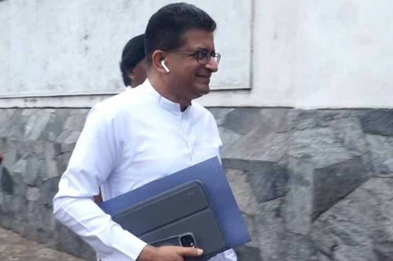 ජනපතිගේ සහ ආණ්ඩුවේ මන්ත්රීවරුන් 159 දෙනාගේ පඩි විස්තර අරන් ගම්මන්පිල අල්ලස් කොමිසමිට යයි!