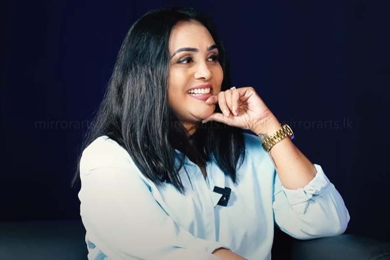 මම ජීවිත කාලය පුරා ම හොයපු සතුට ලැබෙන්නෙ දැන් - ගයාත්රි ඩයස් (වීඩියෝ)