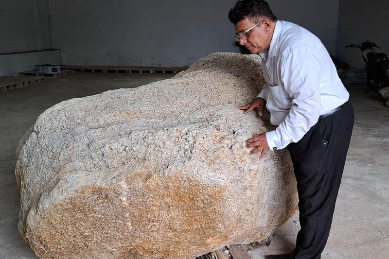 කුරුවින්ද මැණික් පොකුර (Corundum Sapphire) අලෙවි කිරීමට සැරසේ