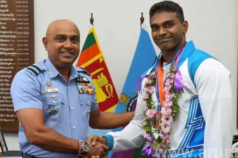 'හැක් ලිෆ්ට්' ලෝක වාර්තාව බිඳදමමින් ගුවන් හමුදා කෝප්රල්ගෙන් රන් පදක්කමක්!