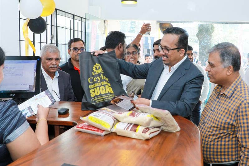 දුඹුරු සීනි කඩෙන් එළියට විත් කිතුලට නඟිනු මැනවි හඳුන්නෙත්ති ඇමතිතුමන්ට ඇරයුමක් | සුනිල් කන්නන්ගර