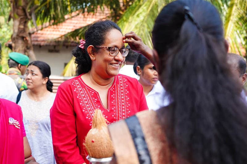 ජවිපෙ හවුල් වී දියත් කළ යුද්ධයේ විනාශය ගැන ජාජබ ආණ්ඩුවේ අගමැතිනි දුක් වෙයි