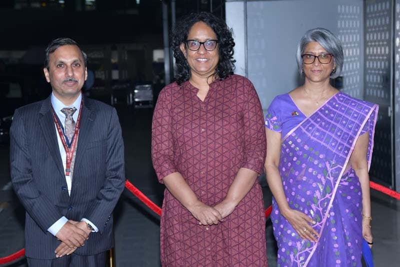 චීනයේ සිට ආ සැනින් අග්රාමාත්යවරිය ඉන්දීයාවේ නිල සංචාරයට පිටත් ව යයි