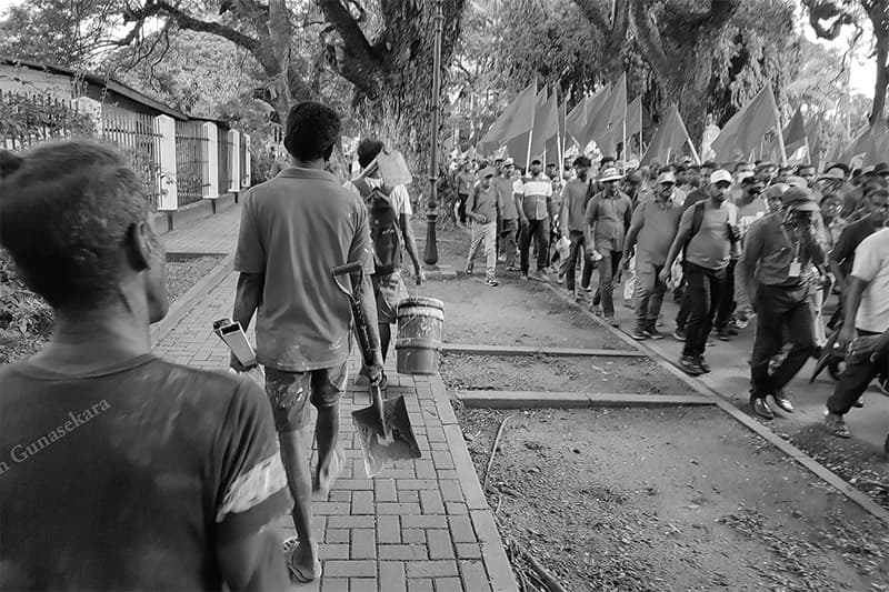 'හරි පාර' : ජනතාව වැල් පාලමෙන් හරි පාරට : වර්ජකයන් නිවාඩු ! - (රවී කරුණානායක)