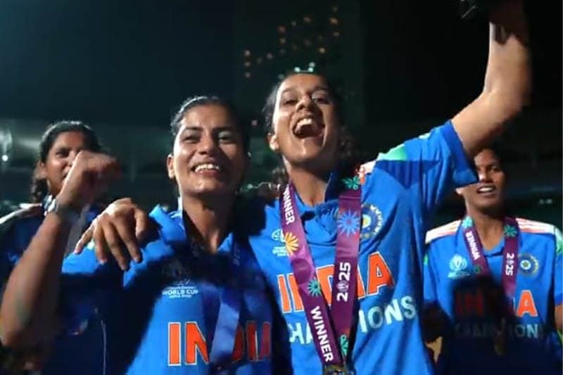 ඉන්දියාවට ලෝක කුසලානය දිනා දුන් උඩ පන්දුව රැකගත් කවුර් ට ජෙමිමා ඇගේ පදක්කම පිරිනමයි