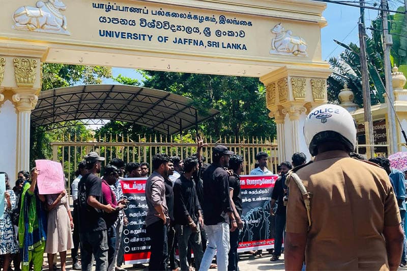 යාපනය සරසවියේ කළු කොඩි එසැවූ උපාධි අපේක්ෂකයන්ට පැය පහක් පොලිසියෙන් ප්රශ්න