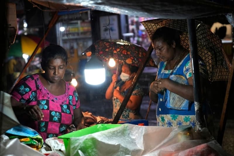 විදුලිබල මණ්ඩලයේ කෝටි දහඅටක පාඩුවට ජනතාව වන්දි ගෙවිය යුතු ද...? | Janath perera