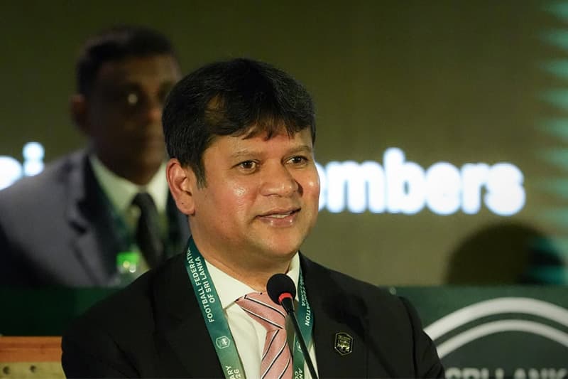 සෑම පාපන්දු ලීගයකටම රුපියල් මිලියනයක් සහ කාර්යාලයක්