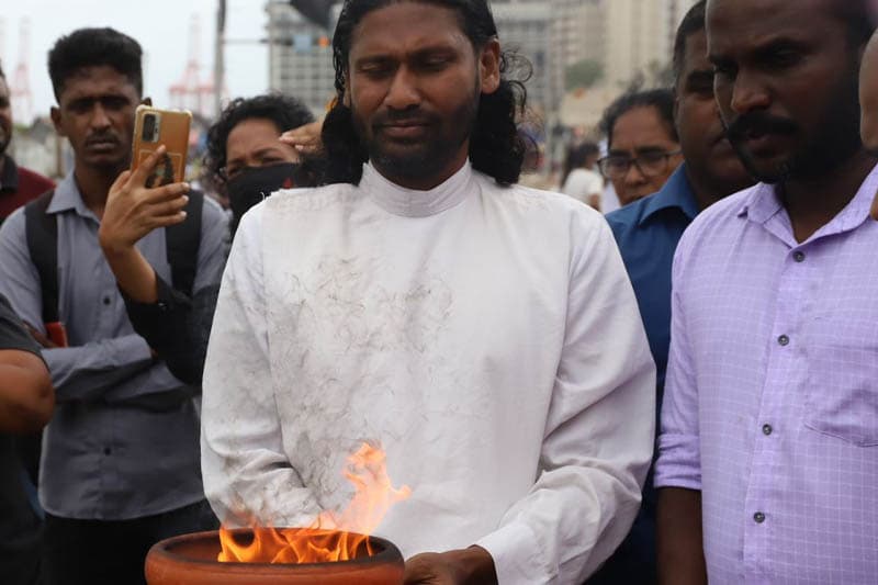 ජීවන්ත පීරිස් පියතුමා වෙනුවෙන් නිල කතෝලික සභාවට එරෙහිව සියයකට අධික පිරිසක් නැගී සිටී