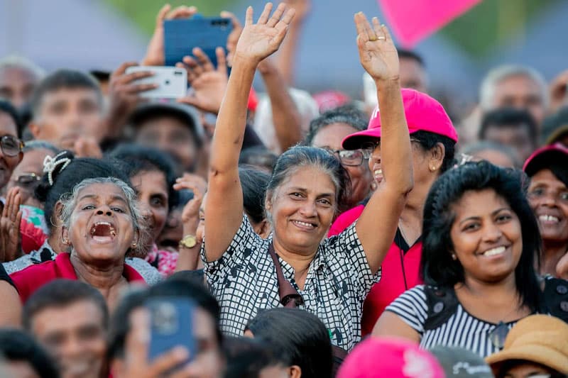 කපිල කුමාර කාලිංගගේ හීසරය : පොහොසත් රටක් සහ ලස්සන ගැහැනියක්