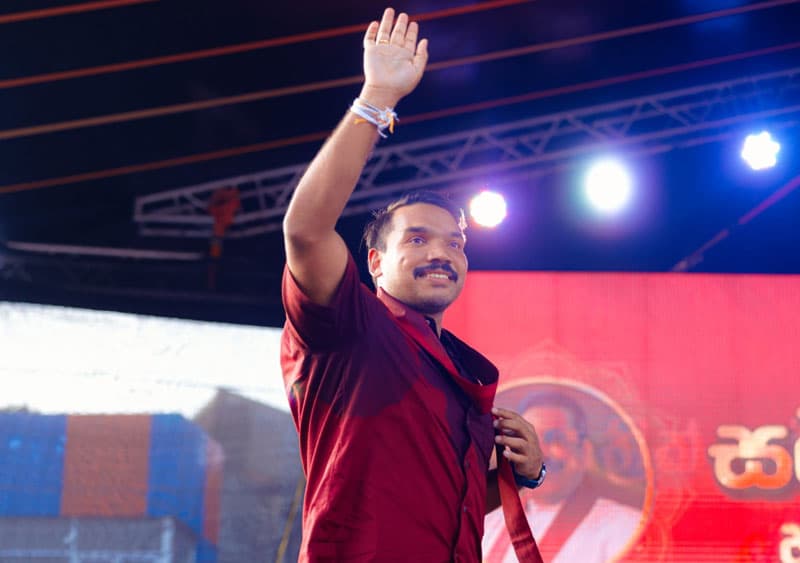 නාමල්ට මහ සඟ රුවනින් ආශීර්වාද වැස්සක්